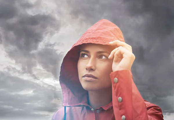 Αυτοί Ουρανοί Φαίνονται Δυσοίωνοι Μια Νεαρή Γυναίκα Στέκεται Στη Βροχή — Φωτογραφία Αρχείου