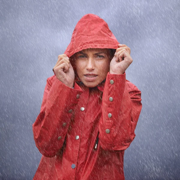 Брррр Холодно Жаль Меня Зонта Привлекательная Молодая Женщина Стоящая Дождем — стоковое фото