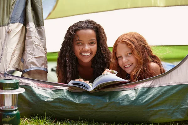 Besties Com Seu Livro Duas Meninas Compartilhando Uma Tenda Enquanto — Fotografia de Stock