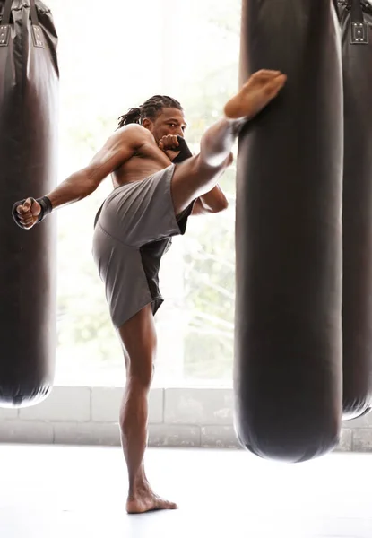 Míří Hlavu Mladý Kick Boxer Cvičit Boxovací Pytel Tělocvičně — Stock fotografie