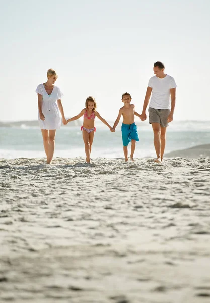 Questa Vacanza Avvicinati Una Giovane Famiglia Felice Che Cammina Lungo — Foto Stock