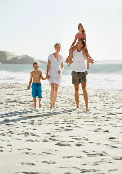 そこを修理しろ 幸せな若い家族が一緒に太陽の下でビーチを歩いている — ストック写真