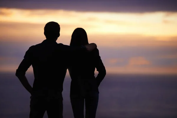 欣赏日落的美丽 肩并肩 两个人看着夕阳西下的风景 — 图库照片