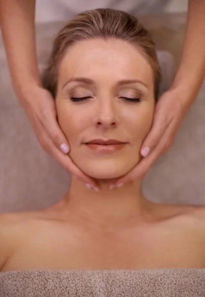 Niepokojący Masażem Głowy Szyją Kobieta Spa Robi Sobie Masaż Twarzy — Zdjęcie stockowe