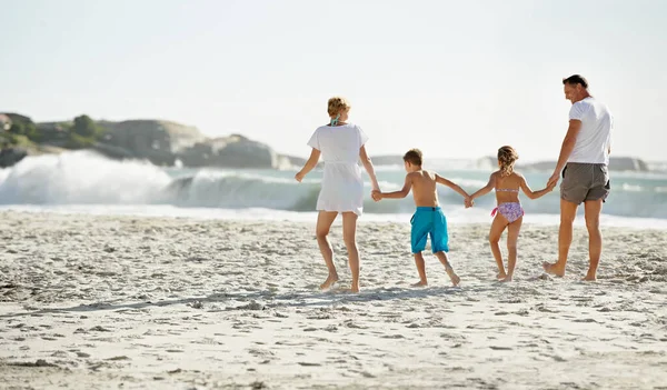 Peut Revenir Demain Papa Une Jeune Famille Heureuse Marchant Ensemble — Photo