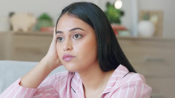 Úzkost Obavy Frustrovaná Dívka Pyžamu Sedí Své Ložnici Duševními Problémy — Stock video