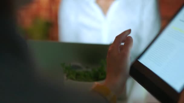 Mulheres Negócios Equipe Reunião Noite Com Tablet Para Análise Estratégia — Vídeo de Stock