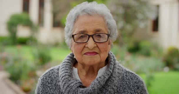 Salud Mental Depresión Mujer Mayor Parque Jardín Natural Hogar Ancianos — Vídeos de Stock