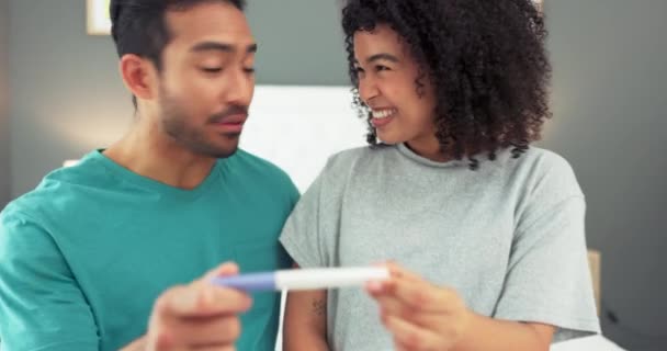 Mutlu Heyecanlı Çift Yatak Odasında Hamilelik Testini Kutluyor Erkek Kadın — Stok video