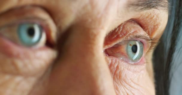 Occhio Donna Anziana Pensando Alla Memoria Passata Piangendo Una Perdita — Video Stock