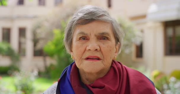 Mujer Anciana Depresión Retrato Frustrado Afuera Sola Jardín Verde Vacío — Vídeos de Stock