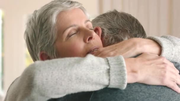 Traurige Senioren Umarmen Sich Geben Halt Und Liebe Nachdem Sie — Stockvideo