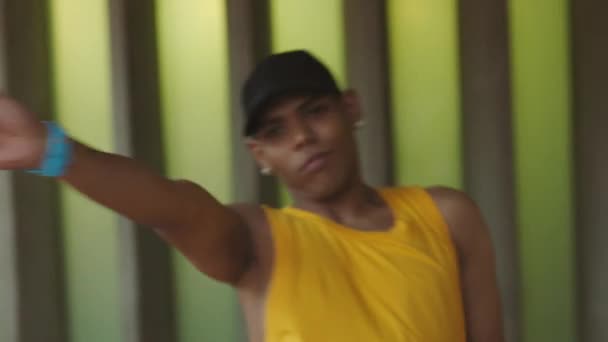 Hombre Danza Hip Hop Retrato Bailarina Urbana Actuación Con Energía — Vídeo de stock