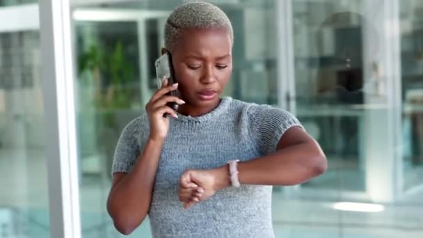 電話での通話時間 ビジネスネットワーキング 時計を読む黒人女性 仕事中のモバイルとテクノロジーに関するコミュニケーションに関する会議を計画しています 会社のマネージャーが会話中の連絡スケジュールに満足 — ストック動画