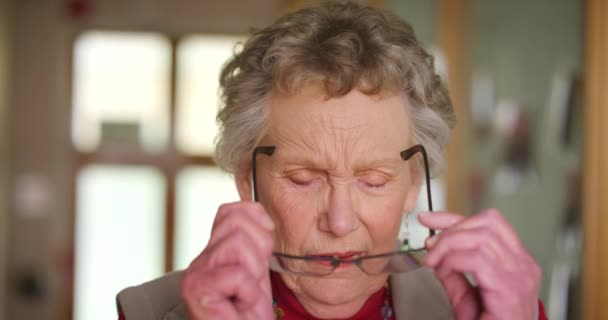 Baş Ağrısı Gözlük Kadın Görme Probleminden Yorgun Emeklilikte Alzheimer Üzgün — Stok video