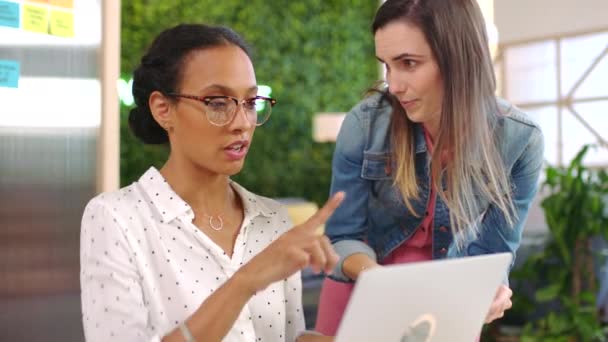 Επιχειρηματικές Γυναίκες Ιδέες Μάρκετινγκ Και Laptop Για Δημιουργικό Έργο Στρατηγικό — Αρχείο Βίντεο