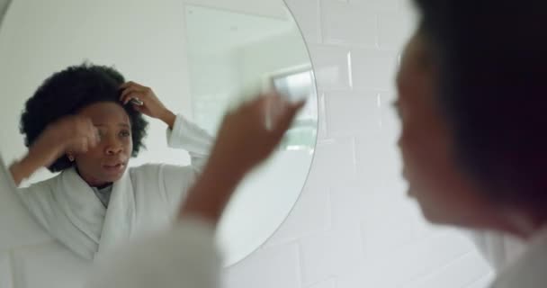 Ranní Péče Vlasy Černá Žena Koupelně Zrcadlo Zkontrolovat Tvář Pro — Stock video