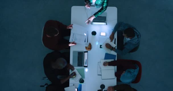 Εργαζόμενοι Μοιράζονται Δεδομένα Συνεργασία Στο Γραφείο Εργάζονται Μαζί Νύχτα Ομάδα — Αρχείο Βίντεο
