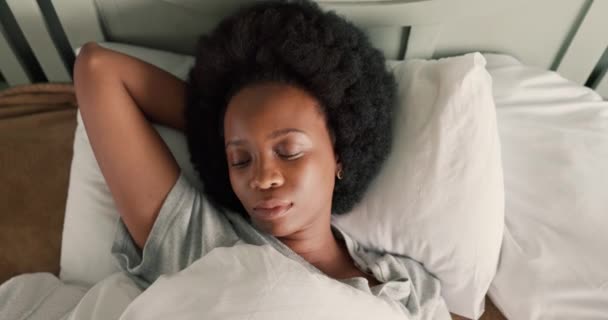 Moe Zwarte Vrouw Wakker Bed Gefrustreerd Door Felle Zon Slapen — Stockvideo