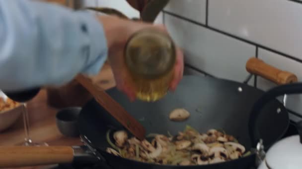 Ελαιόλαδο Μανιτάρια Και Ζευγάρι Στην Κουζίνα Μαγειρεύουν Vegan Πρωινό Φαγητό — Αρχείο Βίντεο