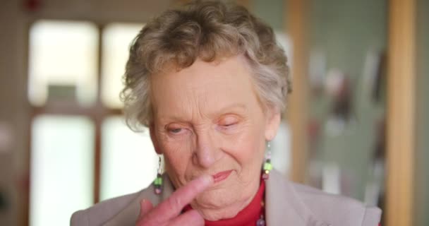Üzgün Yüzlü Yaşlı Bir Kadın Emekliliğinde Zihinsel Sağlık Problemiyle Karşı — Stok video