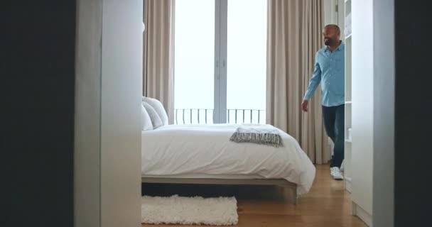 Розкішний Гостинний Розслабляючий Чоловік Стрибає Ліжку Готелі Або Домашній Кімнаті — стокове відео