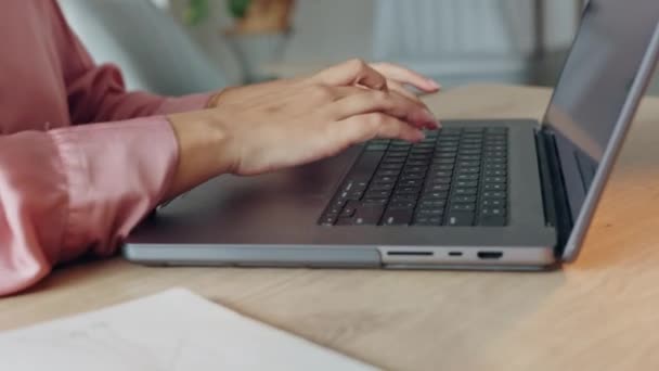 Laptop Digitaal Typen Met Zakenvrouw Aan Balie Voor Administratie Communicatie — Stockvideo