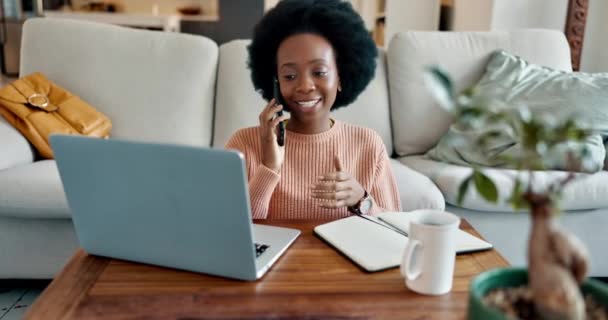 在客厅里的黑人妇女 电话或笔记本电脑 用于数字营销合作 品牌战略或创业融资预算 带着Kpi技术和笔记本的微笑 快乐或遥远的在家工作者 — 图库视频影像