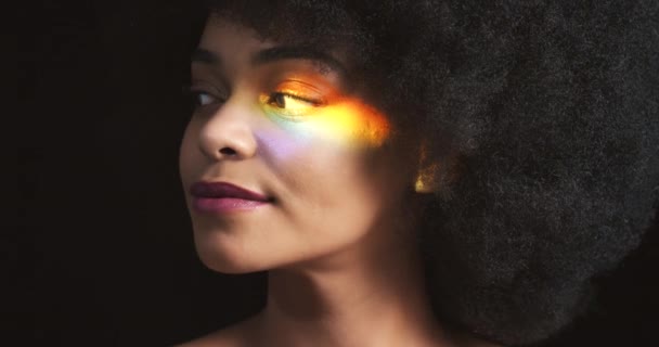 Tęczowe Światło Lgbt Czarna Kobieta Piękna Świecąca Skóra Kreatywny Portret — Wideo stockowe