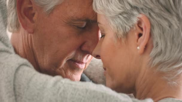 Los Ancianos Abrazan Conexión Amor Íntimo Calman Jubilación Juntos Cuidan — Vídeos de Stock