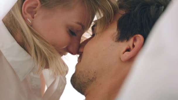 和一个男人和一个女人在家里的床上亲吻前戏 与男男女女发生性关系 并在面具下亲密接触 进行性交 亲吻和性交 — 图库视频影像