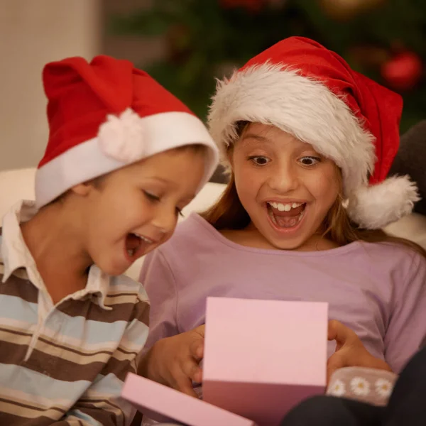 Úgy Tűnik Télapó Érti Célzást Egy Kislány Karácsonyi Ajándékot Kap — Stock Fotó