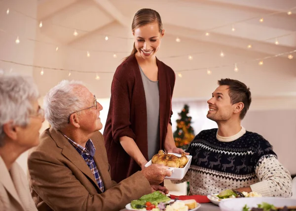 Julmiddag Med Familjen Lycklig Familj Som Sitter Runt Middagsbordet Juldagen — Stockfoto