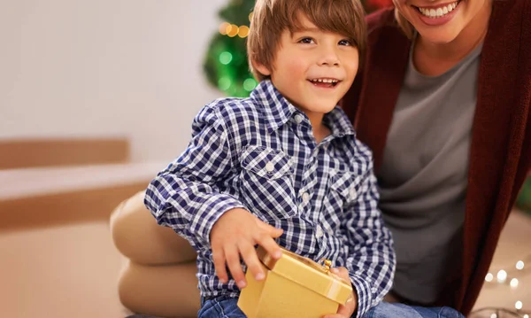 Espero Que Sea Que Quería Chico Joven Abriendo Regalo Navidad — Foto de Stock