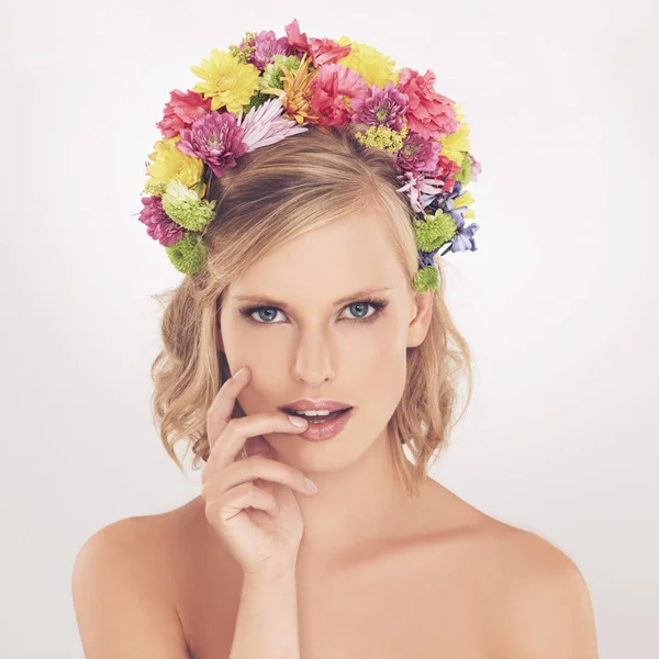Mükemmellik Güzellik Güzel Çiçekleri Olan Çekici Bir Genç Kadının Portresi — Stok fotoğraf