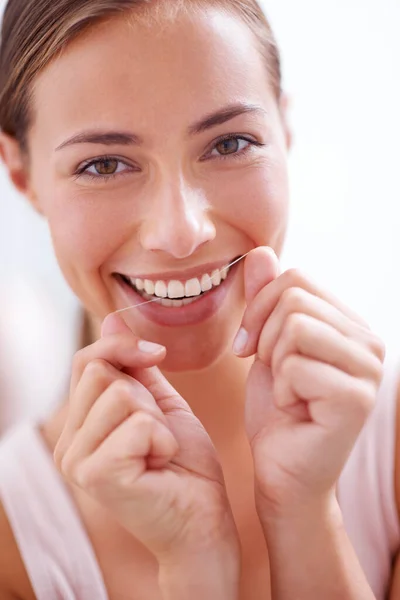 Kebersihan Gigi Adalah Prioritas Seorang Wanita Muda Flossing Giginya — Stok Foto