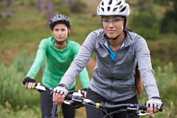 Birlikte Formda Kalıyoruz Genç Bisikletçi Patika Boyunca Gezintilerinin Keyfini Çıkarıyorlar — Stok fotoğraf
