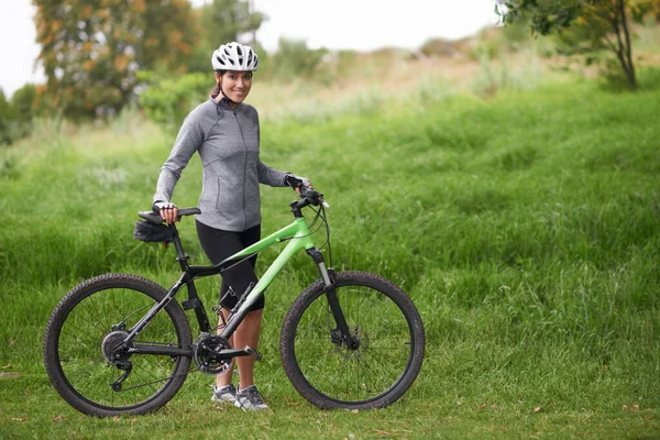 Hun Stolt Mountainbiker Attraktiv Kvindelig Cyklist Stående Ved Siden Hendes - Stock-foto