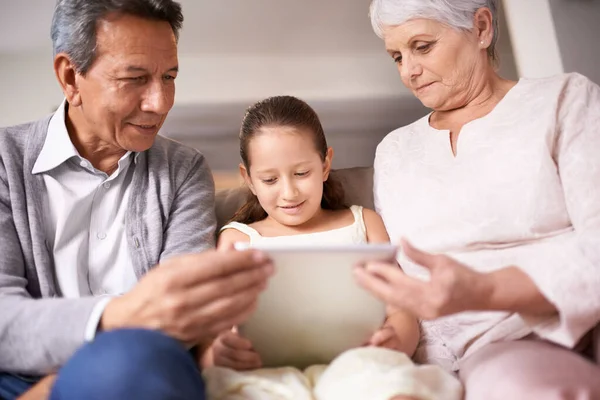 Levenslessen Inruilen Voor Technologische Tips Een Klein Meisje Dat Een — Stockfoto