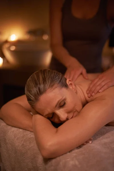 Destressing Avec Massage Dos Une Femme Dans Spa Jour Faire — Photo