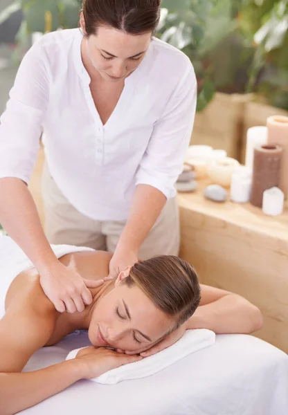 Este Relaxamento Perfeito Uma Jovem Atraente Fazendo Uma Massagem Spa — Fotografia de Stock