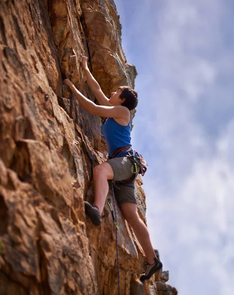 Her Goal Young Woman Reaching Clip Bolt While Rock Climbing — Stock Photo, Image