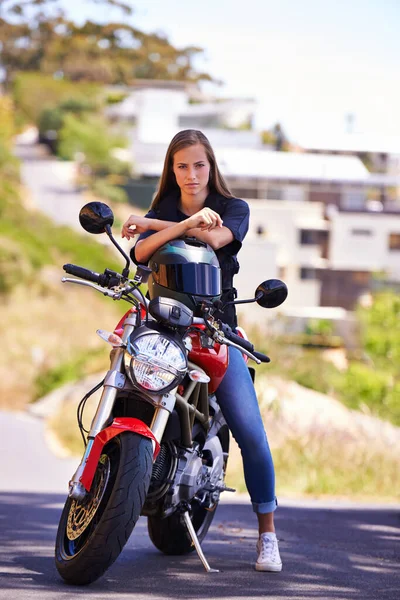 Отвечает Себя Красивая Молодая Женщина Сидящая Мотоцикле — стоковое фото