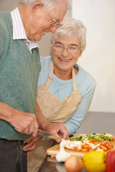 这些年来我教得很好 一对老夫妇在一起做饭 — 图库照片