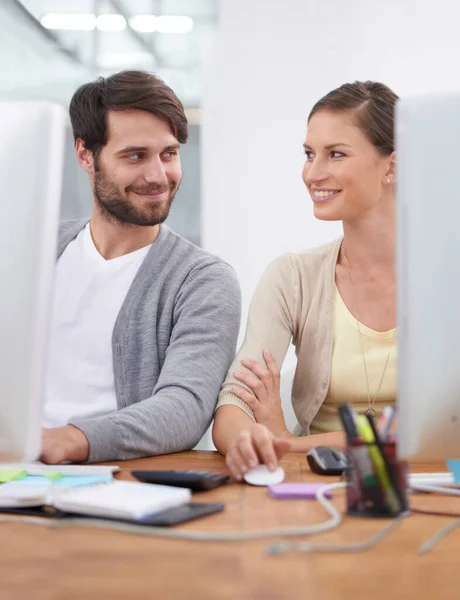 Gestohlene Blicke Hinter Ihre Computer Zwei Junge Geschäftsleute Die Einander — Stockfoto