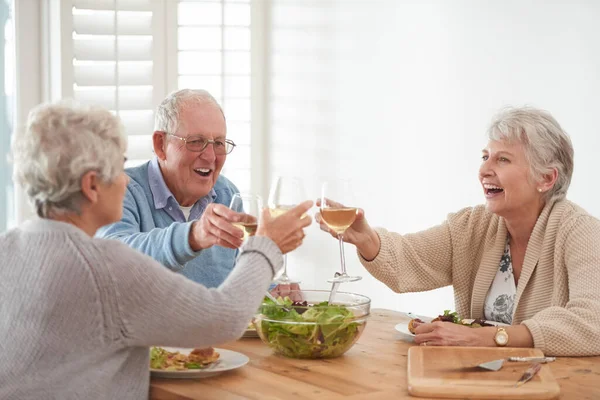 Jídlo Lepší Když Jíme Společně Starší Muž Dvě Starší Ženy — Stock fotografie