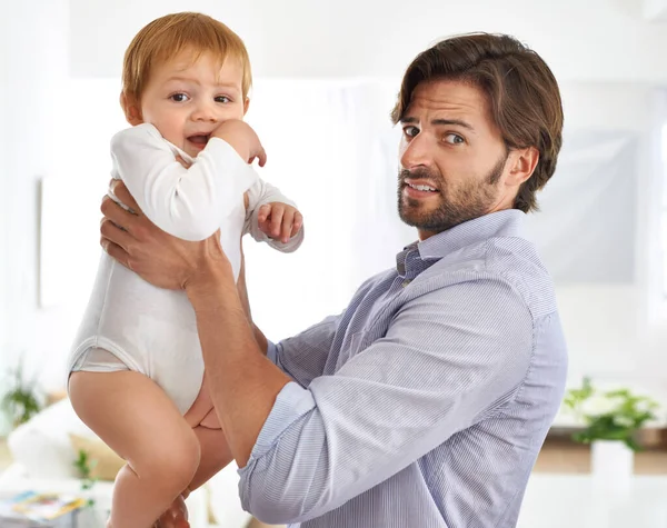Alguém Precisa Mudar Belo Pai Segurando Seu Filho Enquanto Faz — Fotografia de Stock