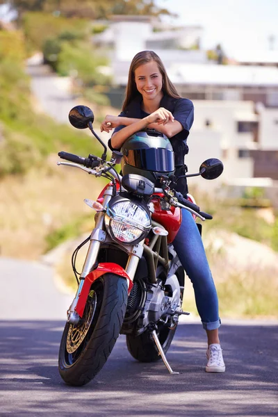 Indipendente Spensierato Una Giovane Donna Seduta Sulla Sua Moto — Foto Stock