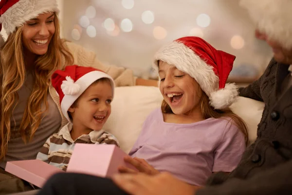 Encanta Una Niña Desenvolviendo Regalo Navidad Rodeada Familia — Foto de Stock