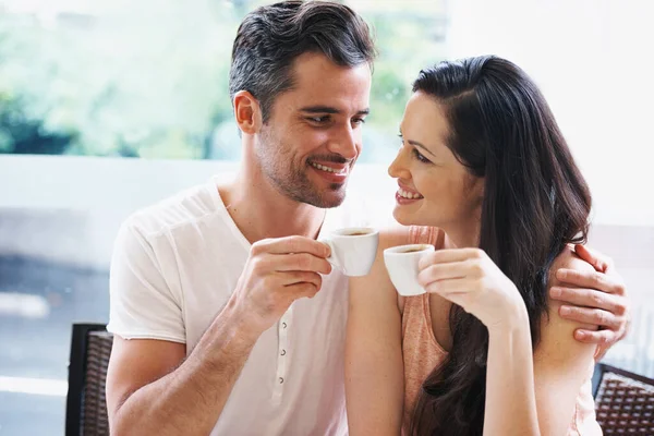 Look Love Young Couple Grabbing Cup Coffee Together — Stock Photo, Image